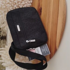 Baggallini 💥 NWT 💥 double zip medium crossbody Black cheetah. NEW!